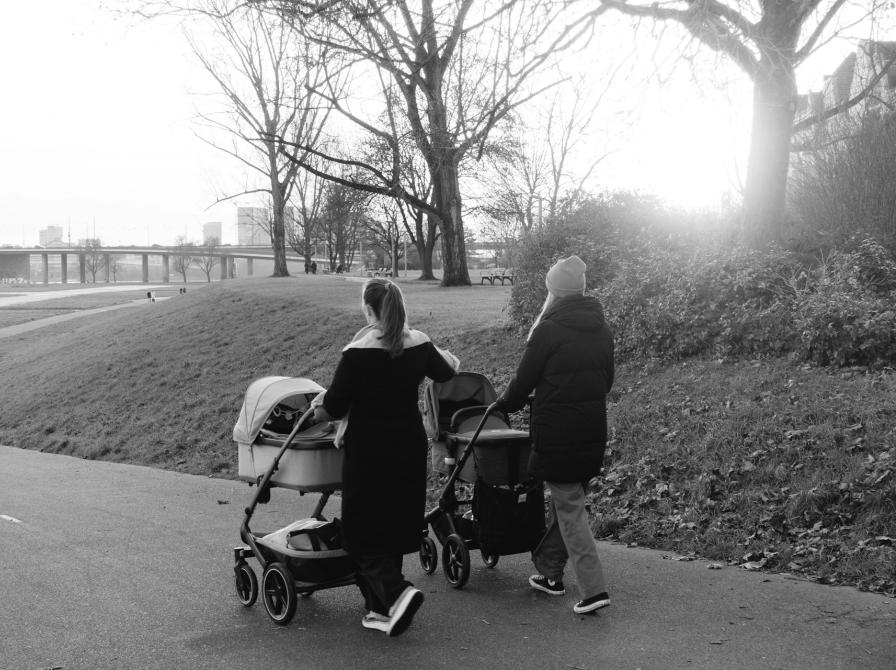 To personer med klapvogne går tur. Fotokreditering: Markus Winkler for UnSplash.